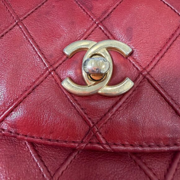 CHANEL Red Quilted Matelasse CC Logo Lambskin Waist Pouch Bum Bag - Picture 2 of 9
